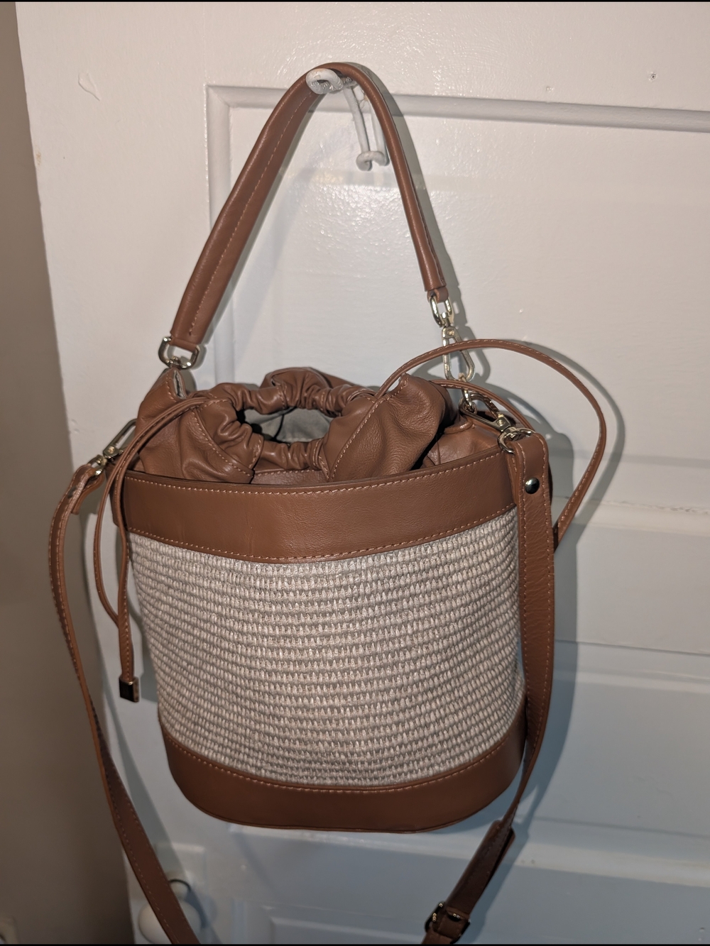 Divina Firenze Viral Made Italy Tan/Cream Bucket Shoulder Bag  Drawstring Top